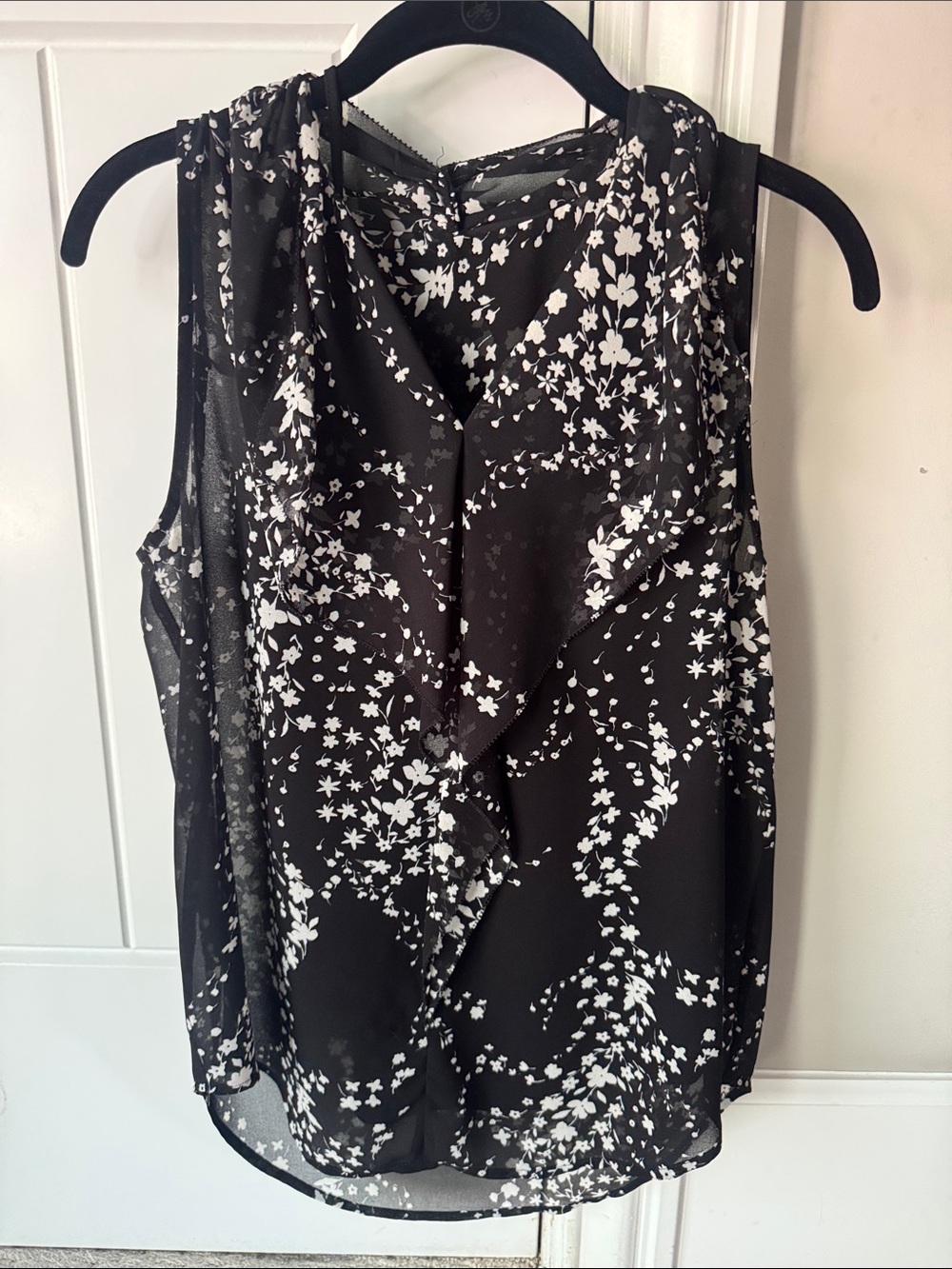 Ann Taylor Black & White Floral Sleeveless Ruffle V-Neck Top in size small